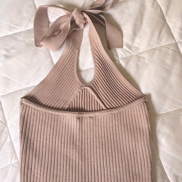 Keyhole- Front Knit Halter Top - Picture 4 of 5